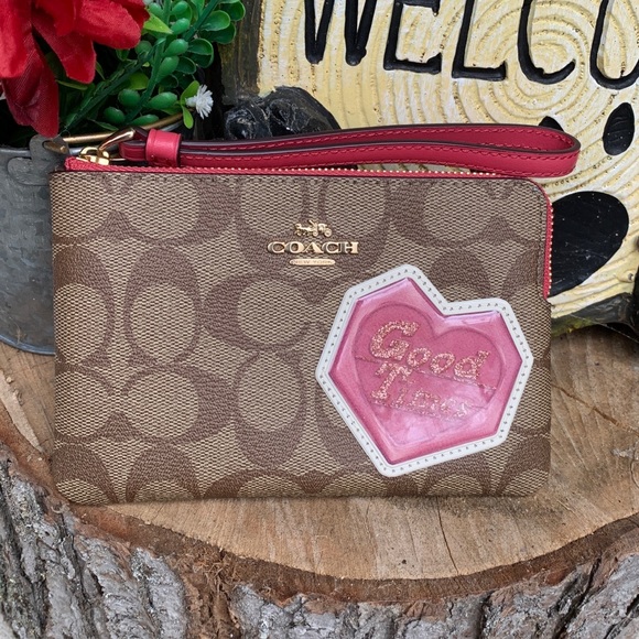 Authentic COACH Signature coated canvas/leather heart( good times) zip wristlet - Picture 4 of 7